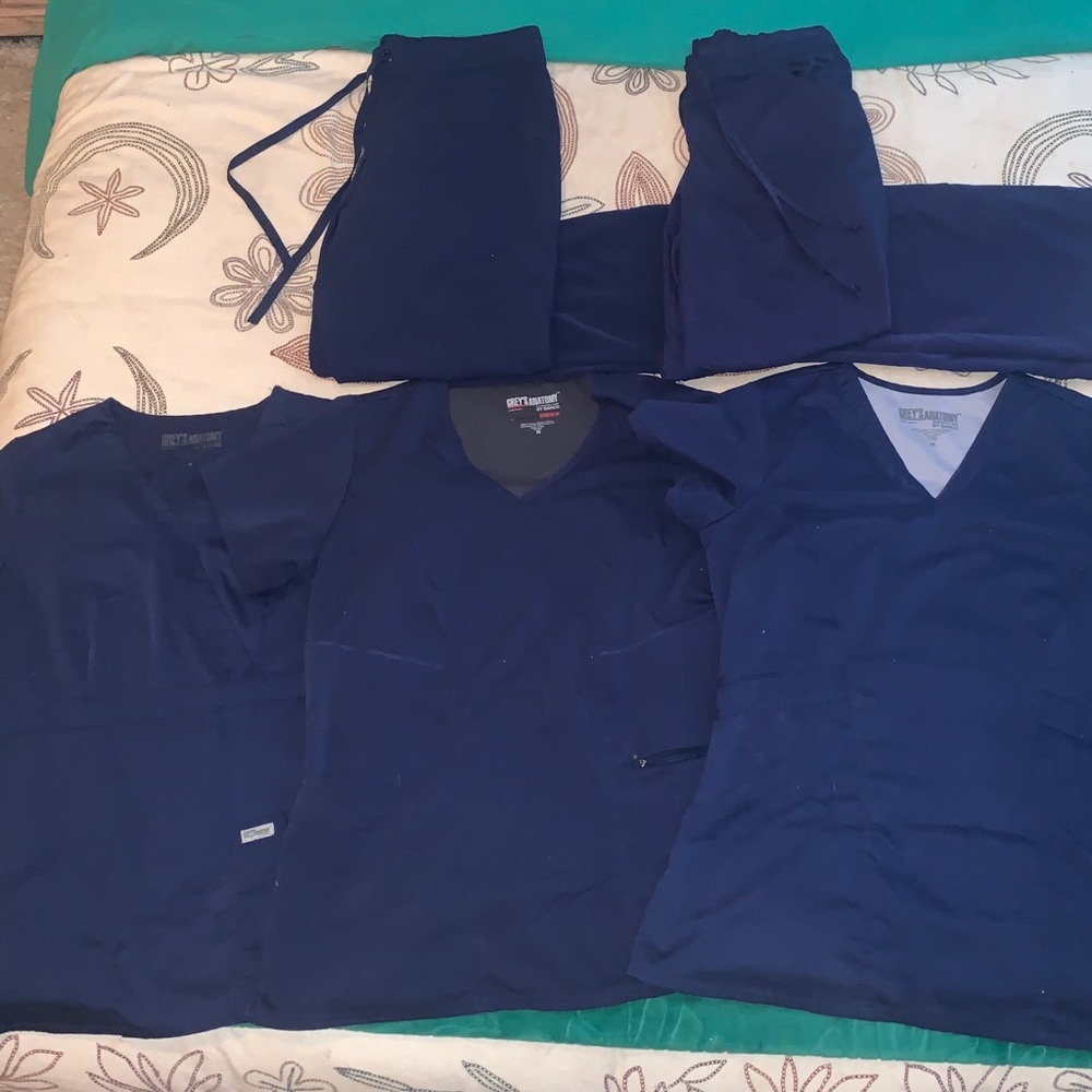 Grey’s Anatomy scrub lot medium / medium tall navy